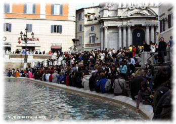 Roma 2008. Fontana llena de gente. Media Tarde.