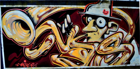 Grafiti de un trompetista en apuros