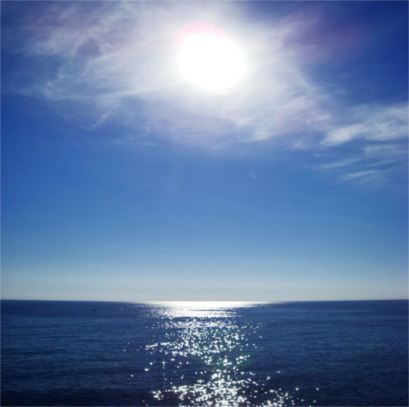 Fotografía del sol iluminando el mar Mediterráneo en Génova
