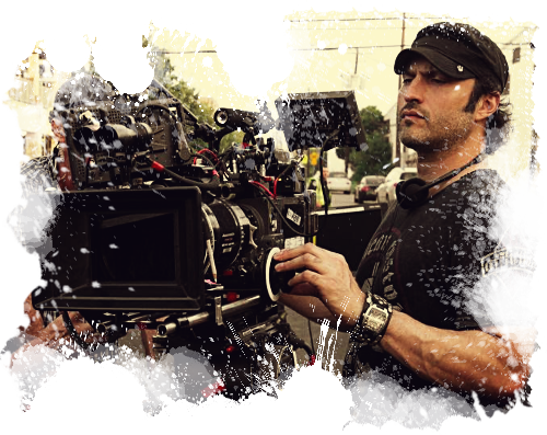 El director con una cámara en plena filmación de la película