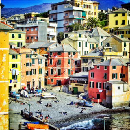 Fotografía de las casas de colores de la cala marítima de Boccadasse