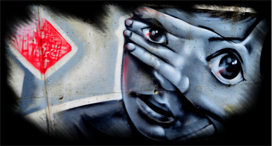 Graffiti de una chica tapándose los ojos con la mano